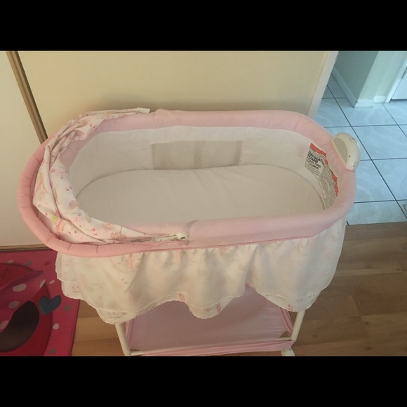 Bassinet - Picture 3 of 5
